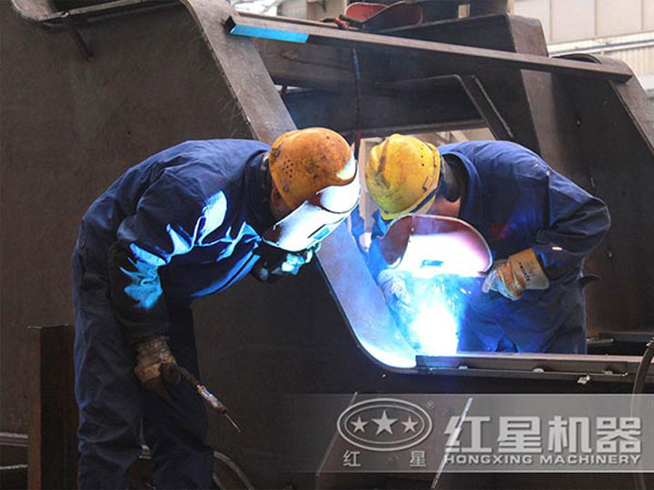 車間生產(chǎn)加工移動破碎機，每一臺設(shè)備都是匠心打造